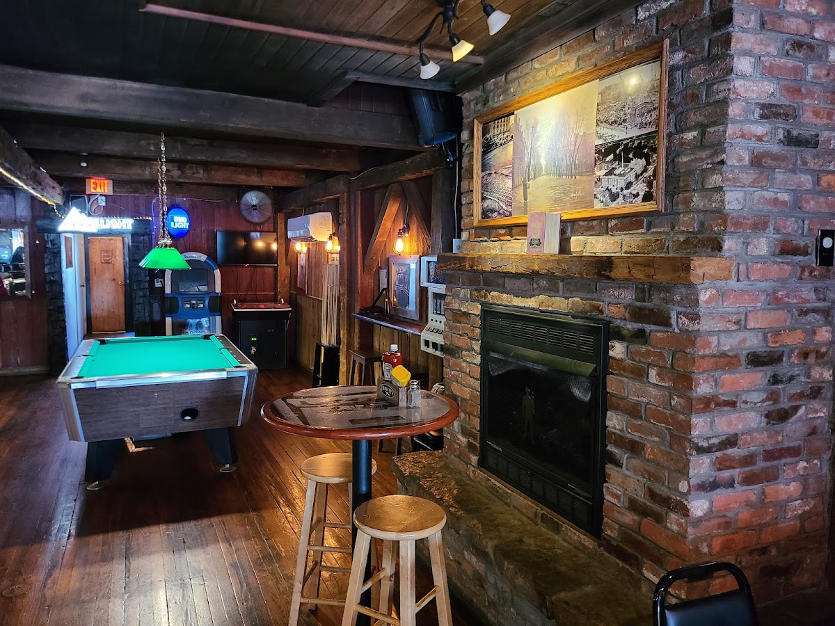 Dillingers Bar And Grill